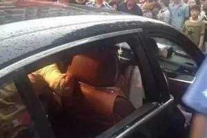 Скандал в Китае: для нерадивой матери автомобиль оказался дороже жизни сына