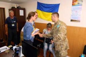 Беженцев и переселенцев в Мариуполе пытались обманом вовлечь в порноиндустрию