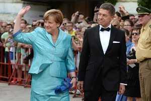 Ангела Меркель упала со стула на опере