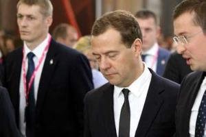Премьер-министр РФ Медведев научился спать стоя