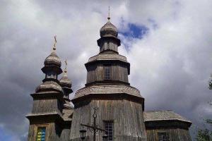Корбан сейчас спокоен и молится в церкви