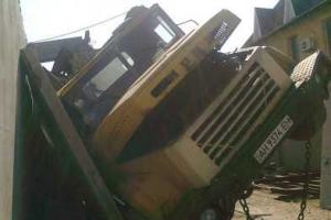 Под Мариуполем в кабине грузовика погиб водитель