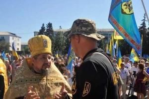 Батальон «Донбасс» заставил священников УПЦ МП петь гимн Украины на годовщине освобождения Лисичанска