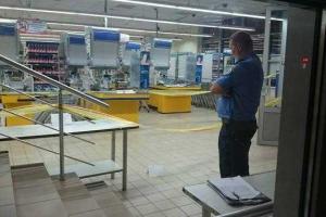 В Харькове неизвестный выстрелил в клиента супермаркета