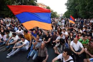 Во время разбора баррикад в Ереване полиция задержала не менее 40 митингующих, - источник