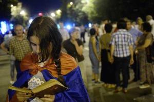 В центре Еревана остаются около 30 протестующих, часть из которых ночевала около баррикады