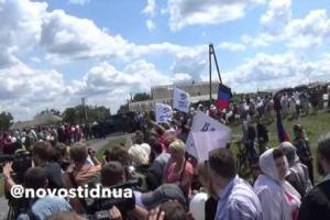 В Донецке сняли на видео шикарный кортеж террориста Захарченко