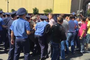 В Киеве протестующие предприниматели подрались с силовиками