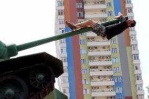 В Ростове молодой мужчина пытался повеситься на пушке танка