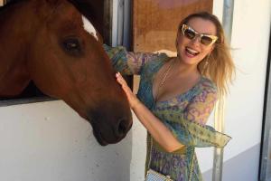 Светской львице Лене Лениной подарили лошадь