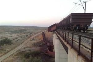 В "ЛНР" пошел под откос поезд дальнего следования, перевозивший гумкомплект, состоящий из снарядов, ГРАДов и солдатов