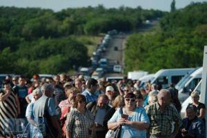 На КПВВ под Горловкой можно "купить" мать с ребенком, чтобы попасть в льготную очередь