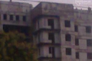 В Мариуполе дети играют на крыше заброшенного 14-этажного дома