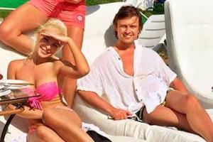 Прохор Шаляпин облил грязью обнаженную подругу