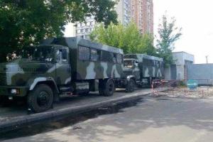 К офису "Правого сектора" в Киеве подъехали автобусы с милицией и автозаки