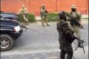 Видео начала стрельбы в Мукачево: вооруженные до зубов бойцы «Правого сектора» перекрывают улицы