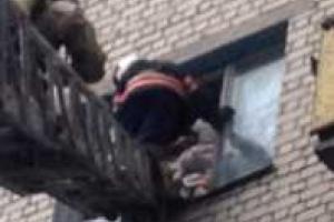 Киевские пожарные были шокированы завалами мусора в квартире, которую приехали тушить 