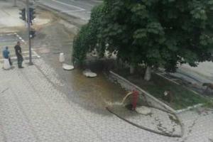 По главному проспекту Мариуполя льется вода ржавого цвета