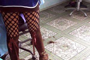 В Москве клиентов парикмахерской стригли голые работницы (18+)