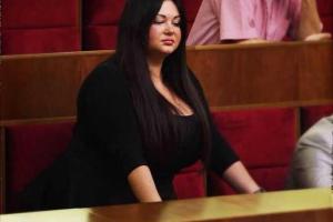 Пышные формы помощницы депутата вызвали бурное обсуждение в сети