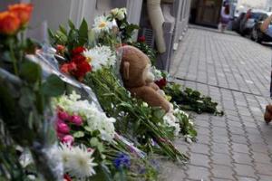 Российский журналист показал скорбь у голландского посольства в Москве