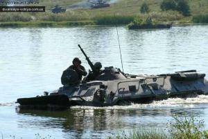 В России пьяные солдаты, убегая от полиции, утопили в реке БМП