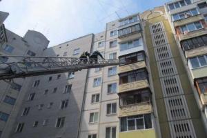 В Белой Церкви спасли 3-летнего мальчика, который гулял по подоконнику 6-го этажа