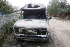 В Бердичеве пожарные погасили горящий микроавтобус 