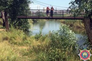 В Мариуполе две девочки пропали во время купания в реке, тело одной из них уже нашли