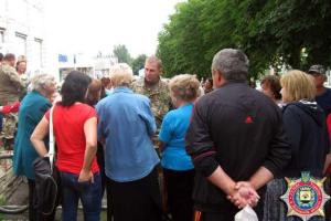 Глава милиции Донецкой области встретился с жителями прифронтовой Марьинки 