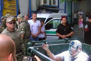 Главу Одесского областного фонда госимущества запихнули в мусорный бак