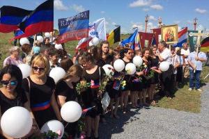 В "ДНР" превратили почтение погибших в "Боинге" в пропагандистский митинг