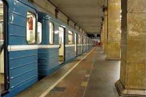 В Киеве возле станции метро девушка выстрелила себе в голову