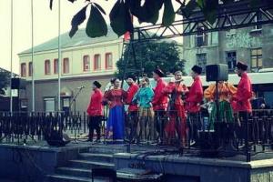 "Казаки" из России пели и плясали на фоне разрушенных домов в Дебальцево