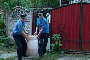 В Житомире 62-летняя самогонщица громко кричала, когда у нее "бесплатно" забирали товар