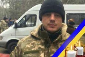 На Львовщине местные жители стоя на коленях встречали погибшего в зоне АТО воина