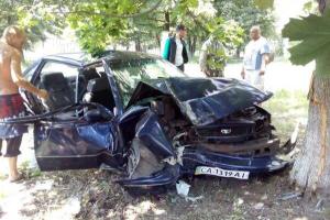 Спасатели Киевщины вызволили из искореженного авто троих человек