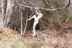 Обнаженная женщина случайно застряла на дереве и получила арт-премию  (18+)