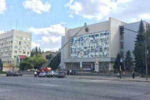 В Луганске избавились от Тризуба на здании суда
