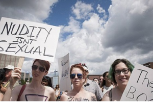 Канадские женщины провели марш в защиту права ходить топлес