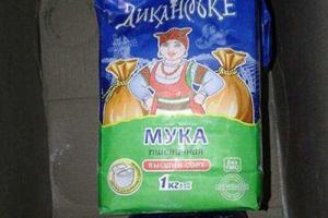 Житель Станицы Луганской показал гуманитарку от Красного Креста