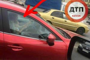 В Киеве мамаша ехала за рулем с младенцем на руках