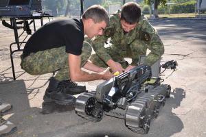 К луганским взрывотехникам приехал робот  