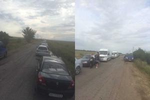 Блокпост в Курдюмовке продолжает работать: очередь огромная