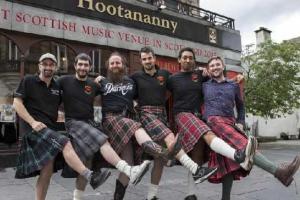 Официанты в Шотландии перестали носить килты из-за домогательств женщин