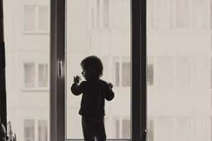 В Одессе 2-летняя девочка выпала из окна второго этажа