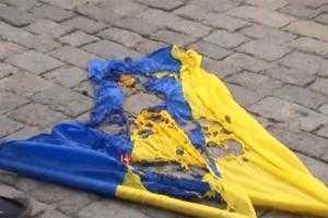 Поджигателей украинских флагов журналист предлагает сразу отправлять в "ДНР"