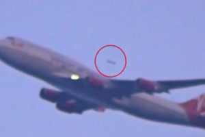 В сети появилось видео, как НЛО обогнал лайнер 