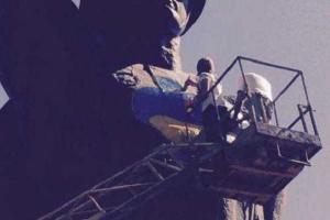 Воину-освободителю в Харькове нарисовали желто-голубое сердце