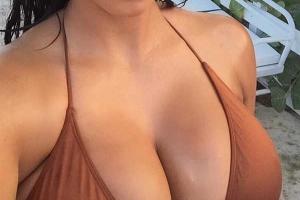 Ким Кардашьян с округлившимся животиком фотографируется на пляжах Европы